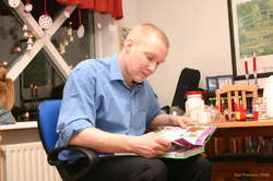 Hafthor reading one of his presents