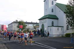 The 10k leaders head past Tjörnin