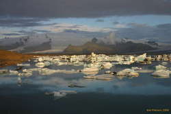 Jökulsárlón in dawn sunlight