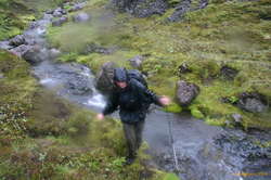 Nerida crossing a creak above the Núpsá canyon