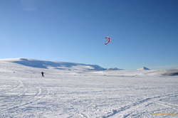 Siggi kite-telemarking while he waits for us to arrive