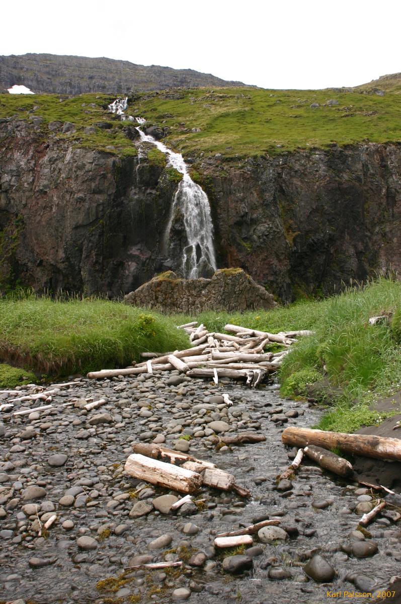 Waterfall into Hornvík
