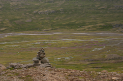 Trail marker leading down into Þaralátursós