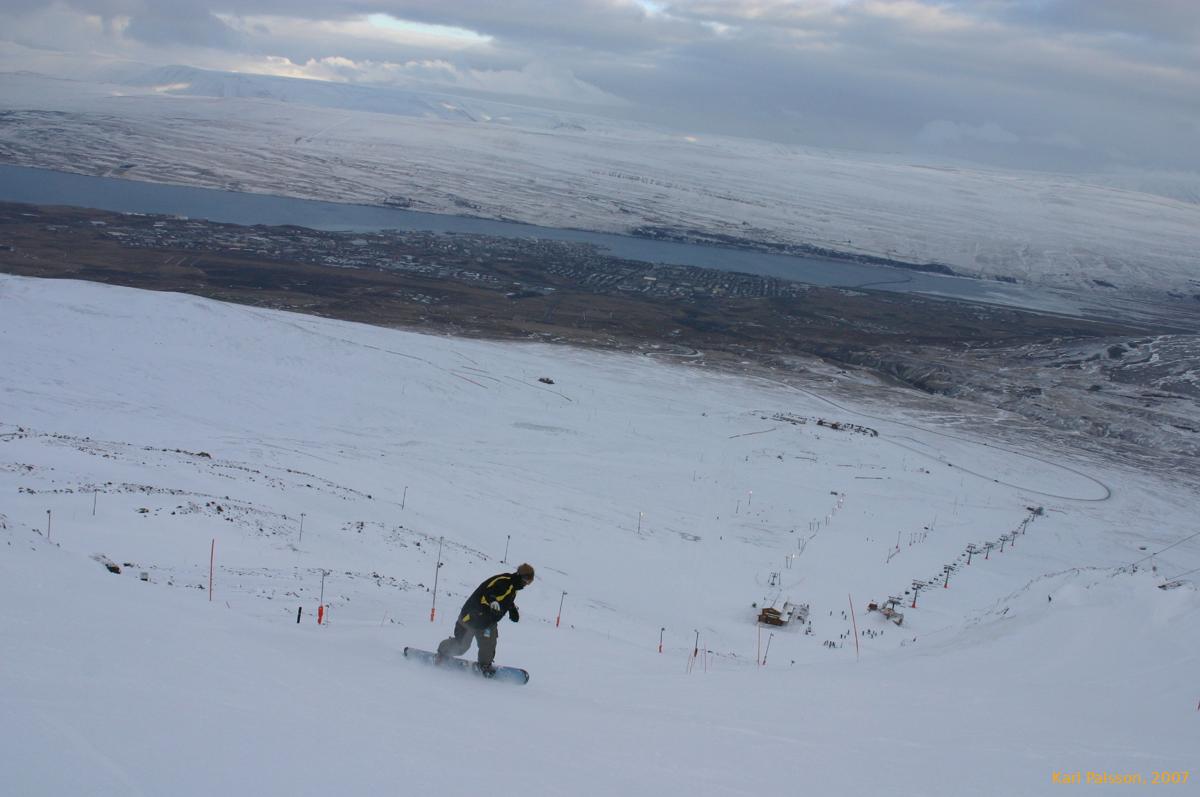 Damo cuts it up heading down mountain