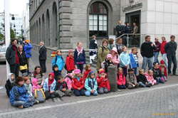 The kids attentively watch Tépokinn (Teabag)