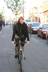 Alda demos her mad MTB skillz