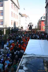 The giantess strolls off around town