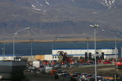 The giantess strolls around the harbour looking for her father