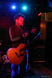 Svavar restringing a guitar