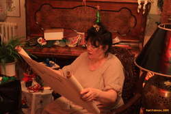 Kata's mum reading her present
