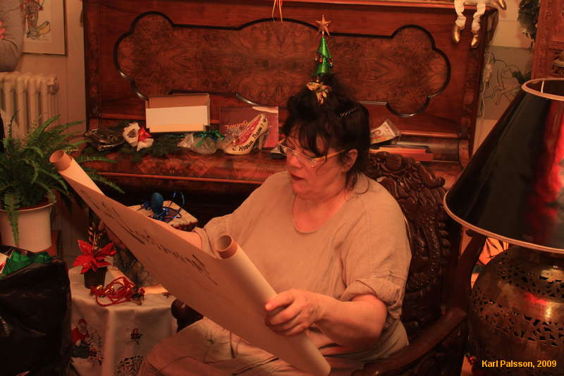 Kata's mum reading her present