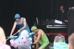 Lee's almost out of plates