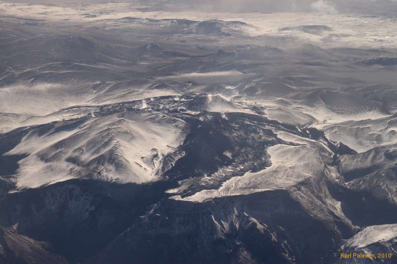 Fimmvörðuháls gently steams