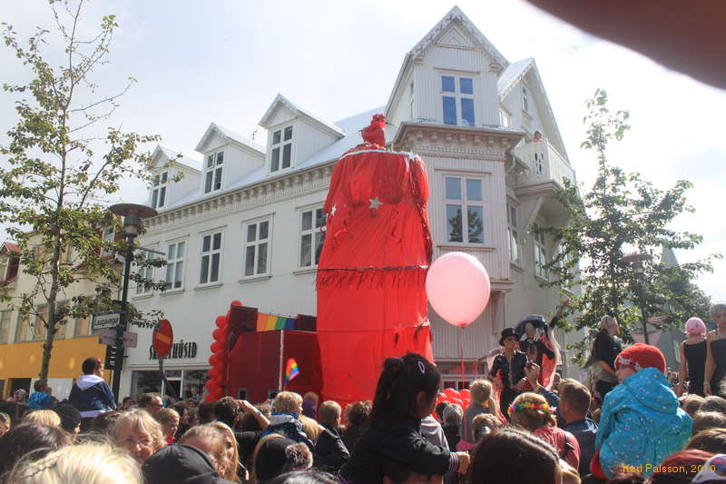 Páll Óskar and the longest dress in Iceland