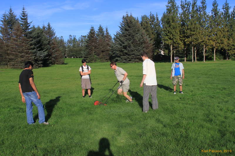 Mowing the pitch, Miklatún