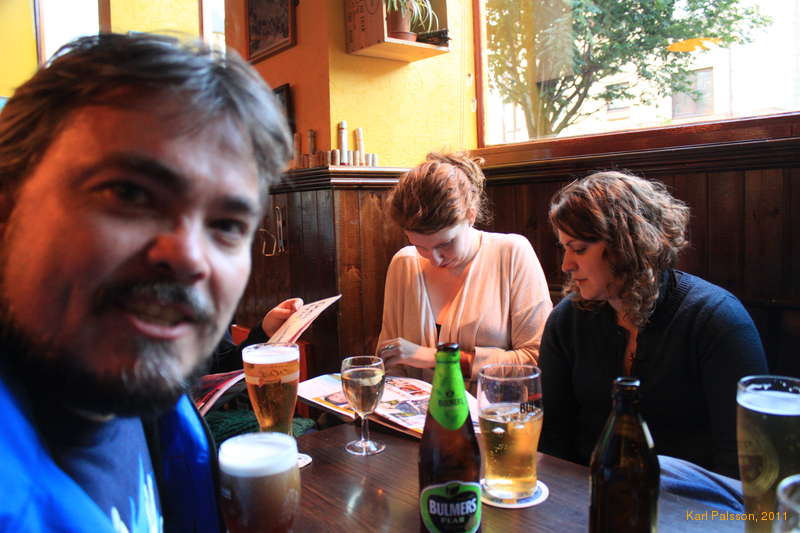 Oli sneaks into a picture with Tóta and Bel at Tourmalet, the tour de france bar that wasn't showing the tour de france.