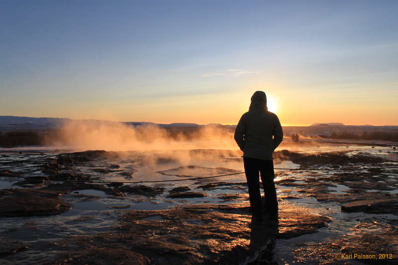 Tryggvi waiting for Strokkur