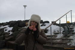 Tóta enjoys a good burger