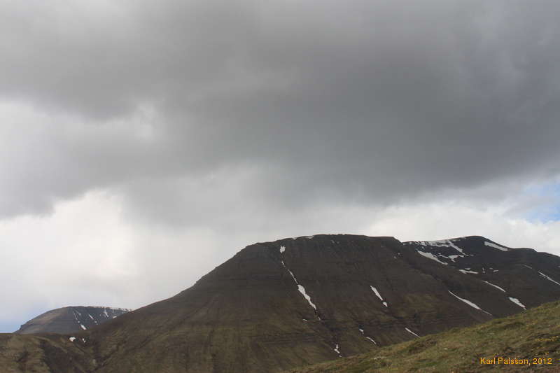 Not so sunny looking towards Hátindur