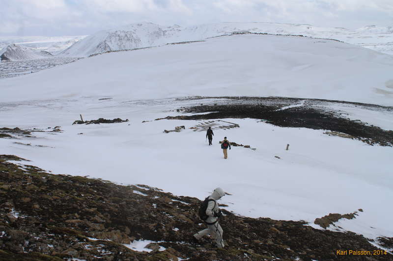 Descending to the ruins of Skæruliðaskálinn, Ólafsskarði
