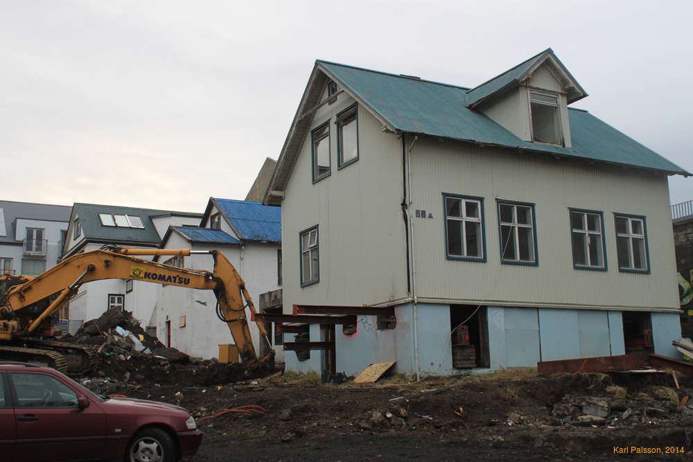 Getting ready to move a house, Frakkastígsreit