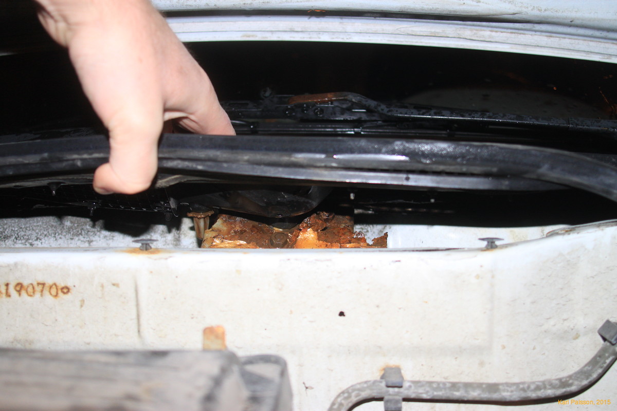 Rusty windscreen mounts