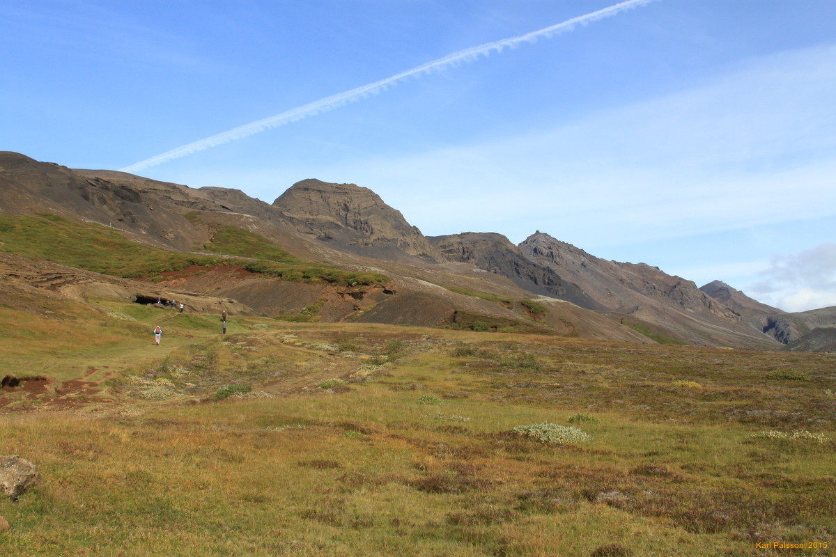 Kálfstindar and Laugarvatnshellir from the carpark