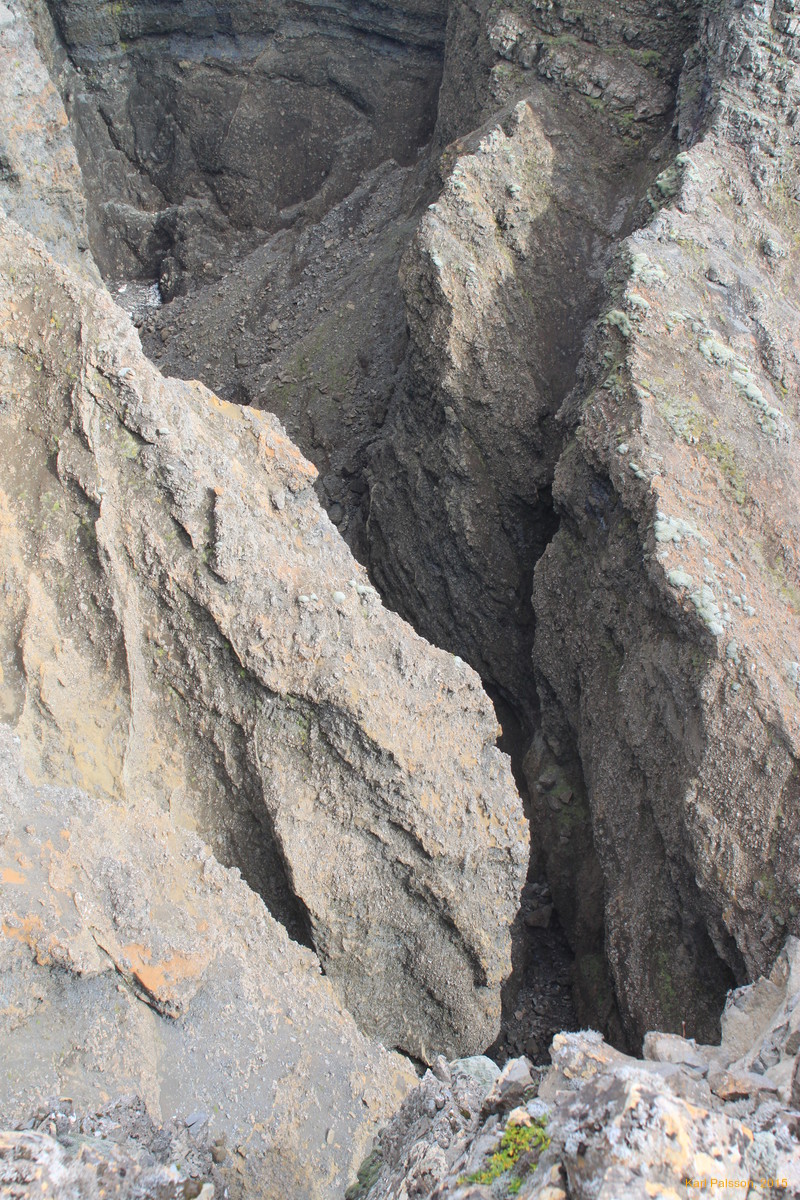 Down into the depths of Kálfsgil