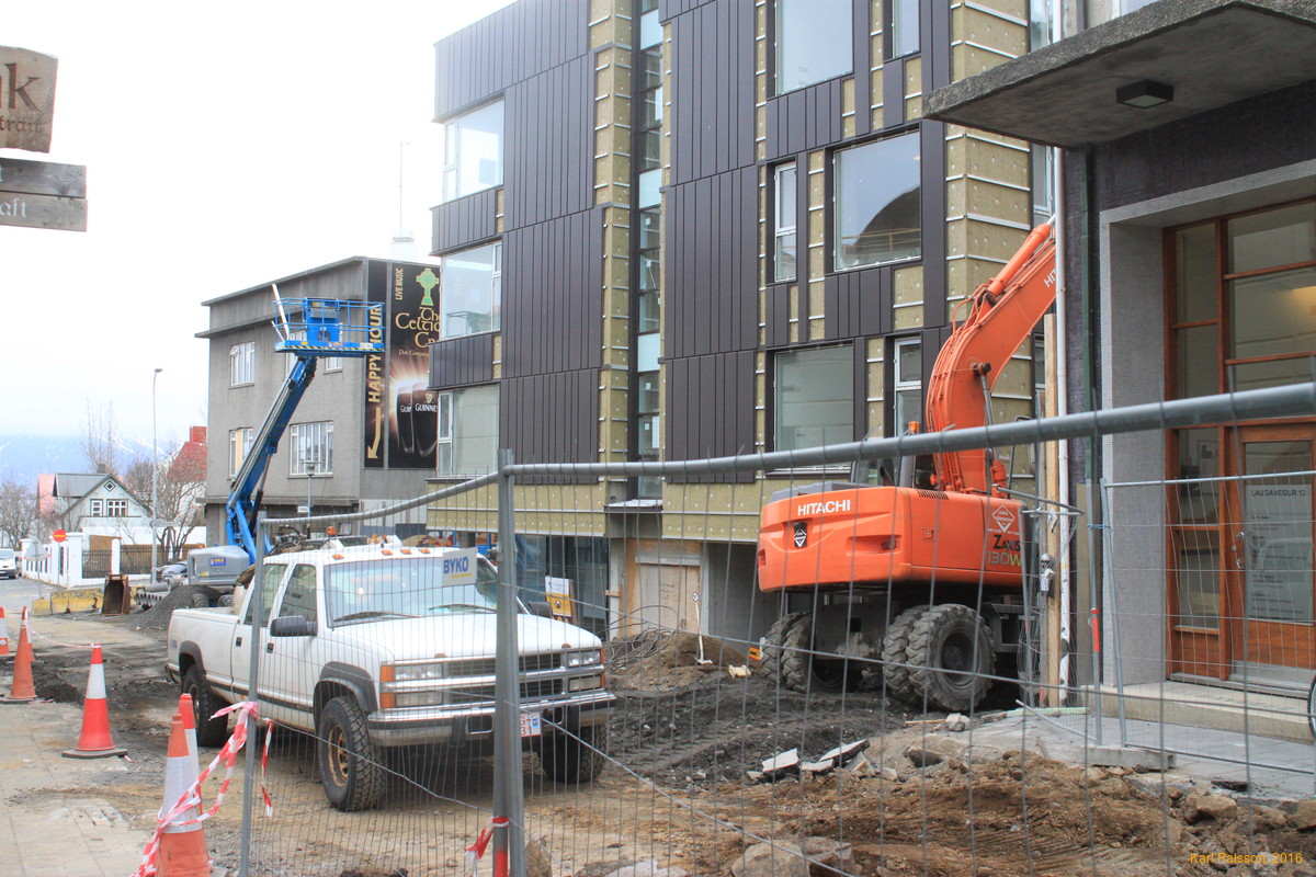 Construction continues by Grand Rokk